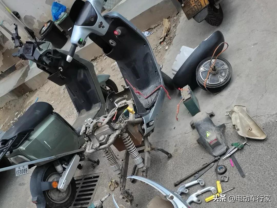 换电瓶复杂吗_机动车换电瓶_电瓶车换电池