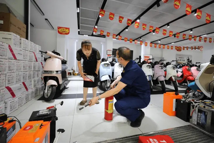 给电动车换电池“有套路”，行内人总结4不要，换新电池注意避免